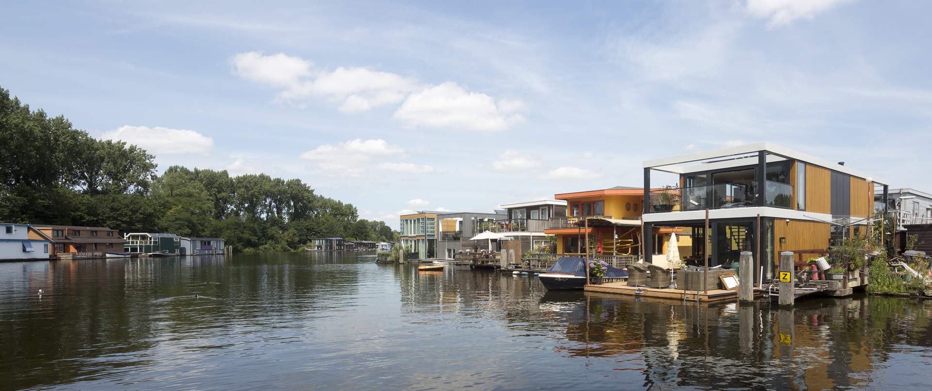 <h1>Drijvende kracht achter uw woonwens</h1>
<p>ABC Waterwoningen staat al meer dan 20 jaar voor zorgeloos wonen op het water. Betrouwbaarheid, vakmanschap en dat tegen een uiterst scherpe prijs </p>