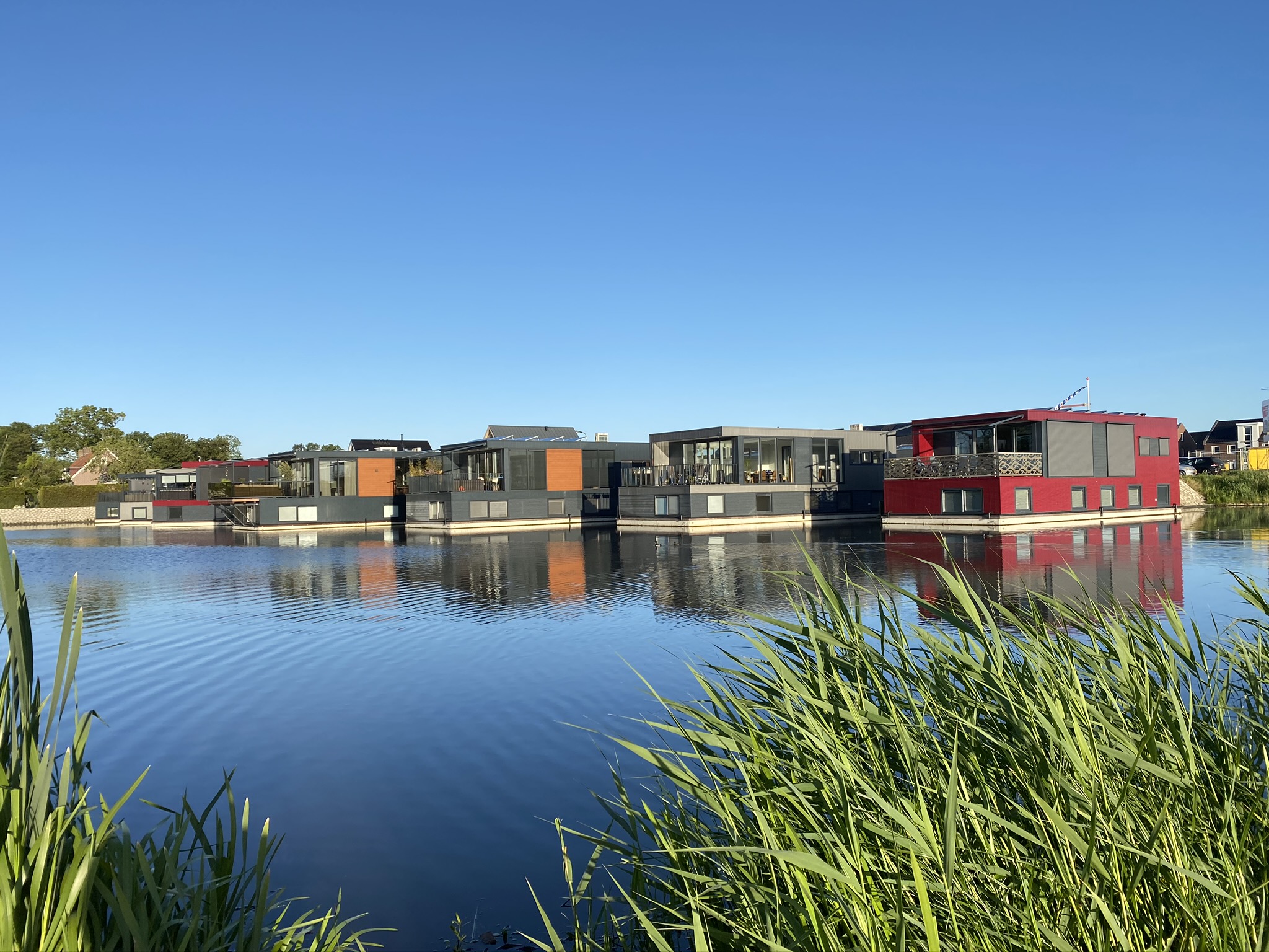 <h1>Werken bij ABC Waterwoningen</h1>
<p>ABC Waterwoningen is al meer dan 25 jaar specialist in het bouwen van woonarken. Onze ervaren en betrokken medewerkers werken graag, vakkundig en met passie aan de waterwoonwensen van onze opdrachtgevers. </p>

<a class="vacature-a-link" href="/werken-bij-abc">Benieuwd naar ons werk? Dan hebben wij  jou iets te vertellen!</a>